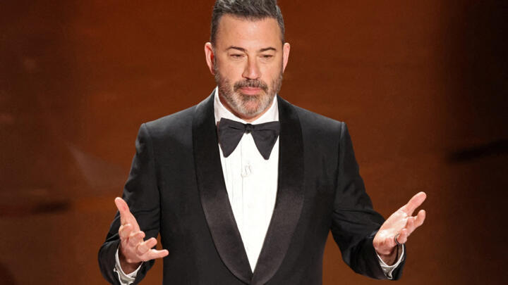 El presentador Jimmy Kimmel pronuncia su monólogo inicial en la 96.ª edición de los Premios Óscar en Hollywood, Los Ángeles, California, EE. UU., el 10 de marzo de 2024.