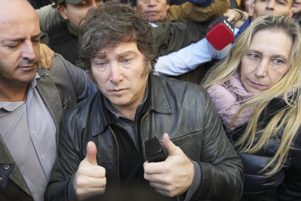 Archive : Le président argentin Javier Milei lève le pouce après avoir voté, accompagné de sa sœur Karina Milei, à droite, lors des élections municipales à Buenos Aires, en Argentine, le dimanche 18 m