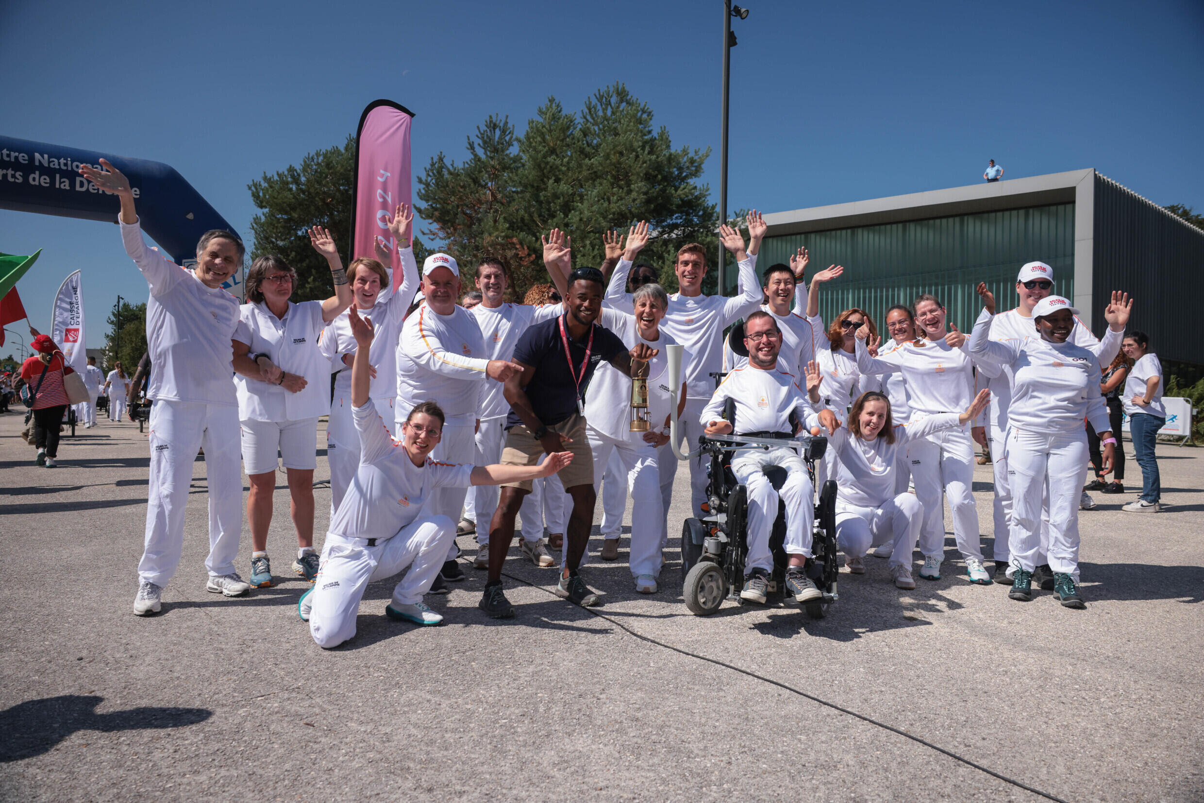 Les participants du relais collectif posent avant le départ de leur parcours, le 27 août à Fontainebleau.