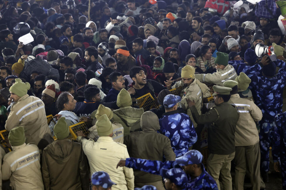Des membres de la sécurité tentent de contenir les fidèles près des lieux de la bousculade survenue lors du pèlerinage hindou de la Kumbh Mela, le 29 janvier 2025 à Prayagraj en Inde.