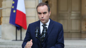 Le Premier ministre français Sébastien Lecornu fait une déclaration à l'Hôtel Matignon à Paris, le vendredi 3 octobre 2025.