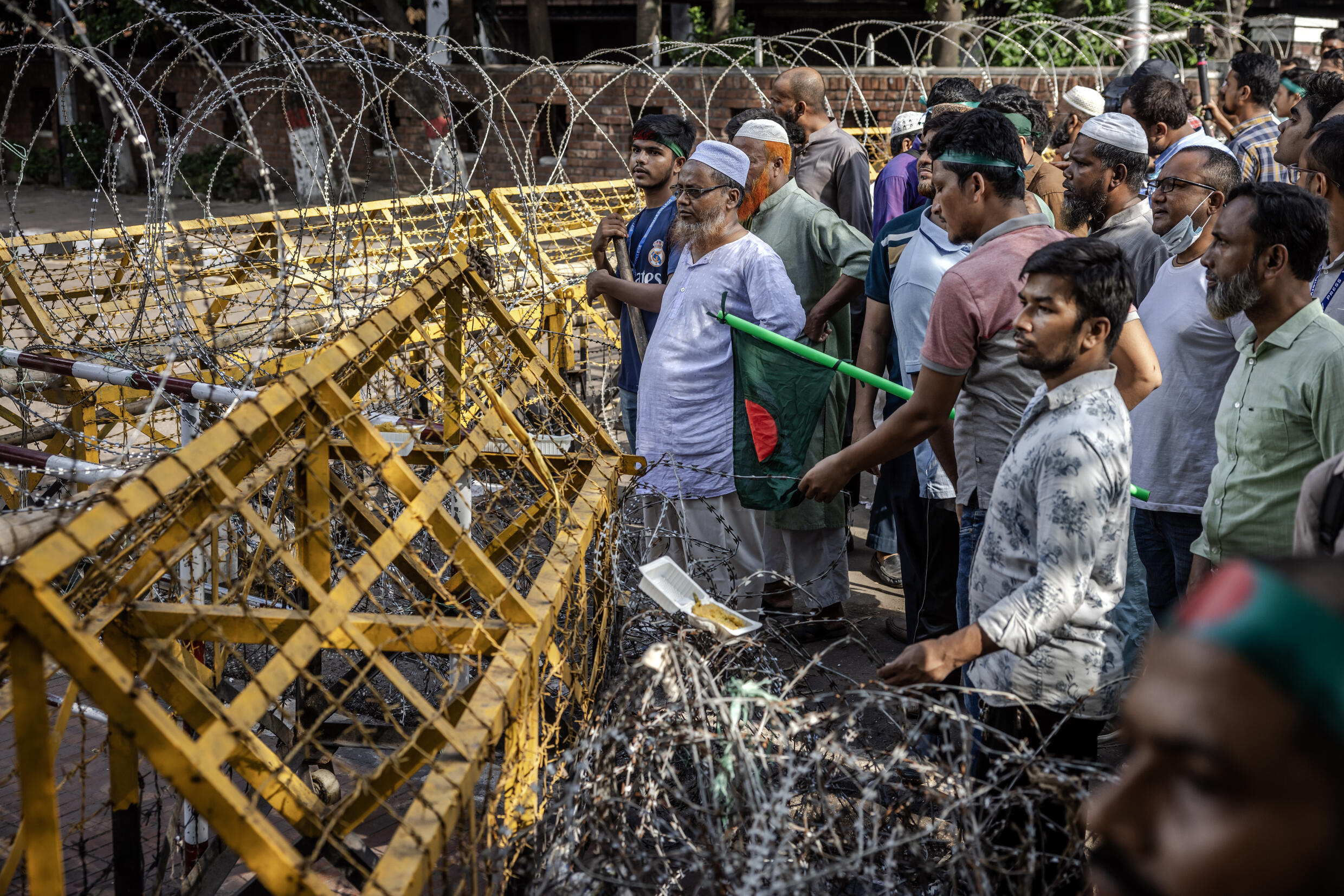 Des manifestants arborant le drapeau du Bangladesh bloquent un rassemblement des partisans de l'ancienne Première ministre Sheikh Hasina le 15 août à Dacca