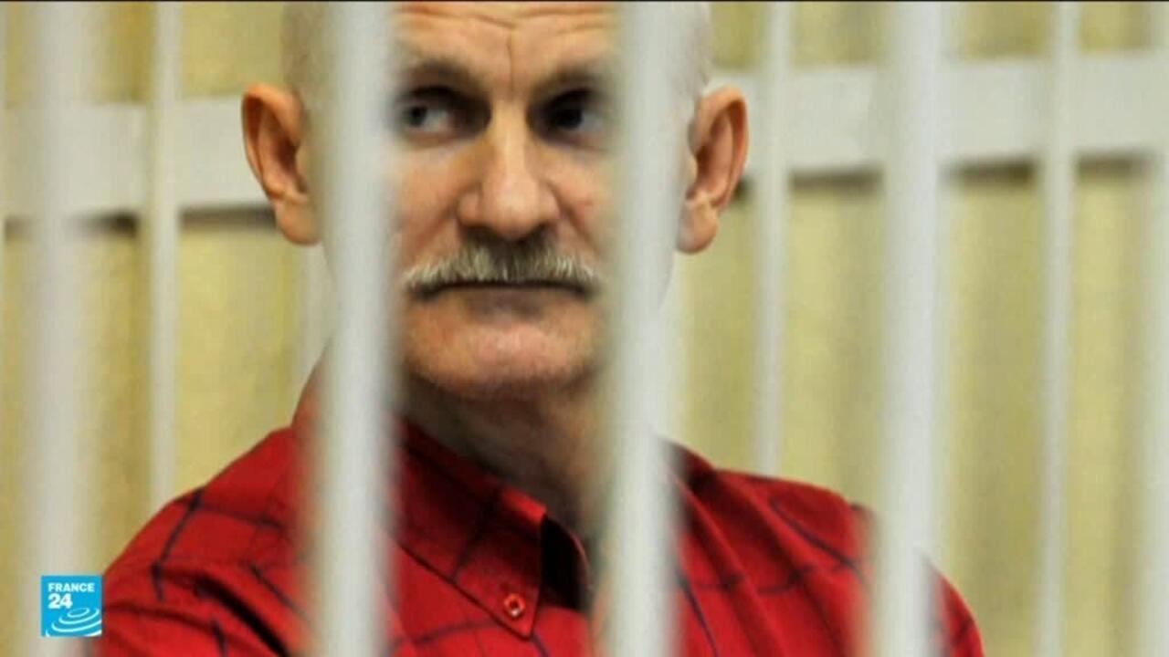 بيلاروسيا تفرج عن 123 سجينا بعد محادثات مع مبعوث ترامب