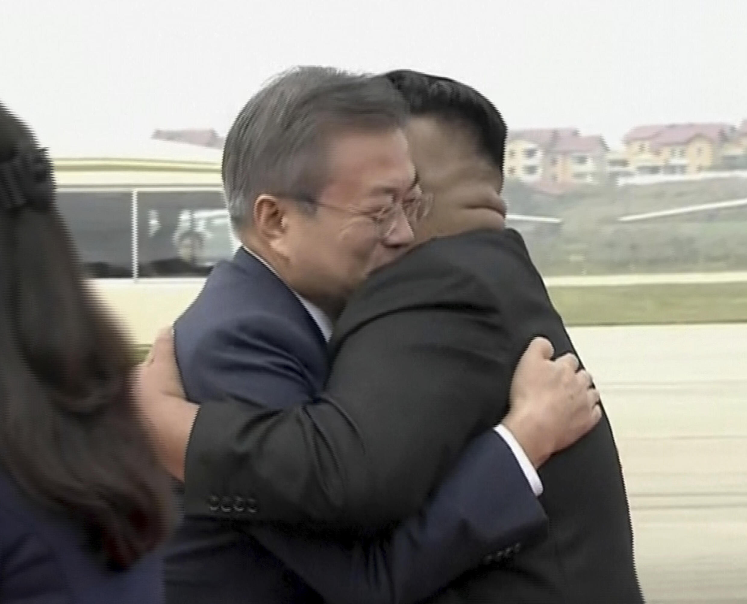 Del "Gran Sucesor" al "Hombre Cohete": diez años del régimen de Kim Jong-Un 7 El líder norcoreano Kim Jong-Un abraza al presidente surcoreano Moon Jae-in. Foto de archivo.