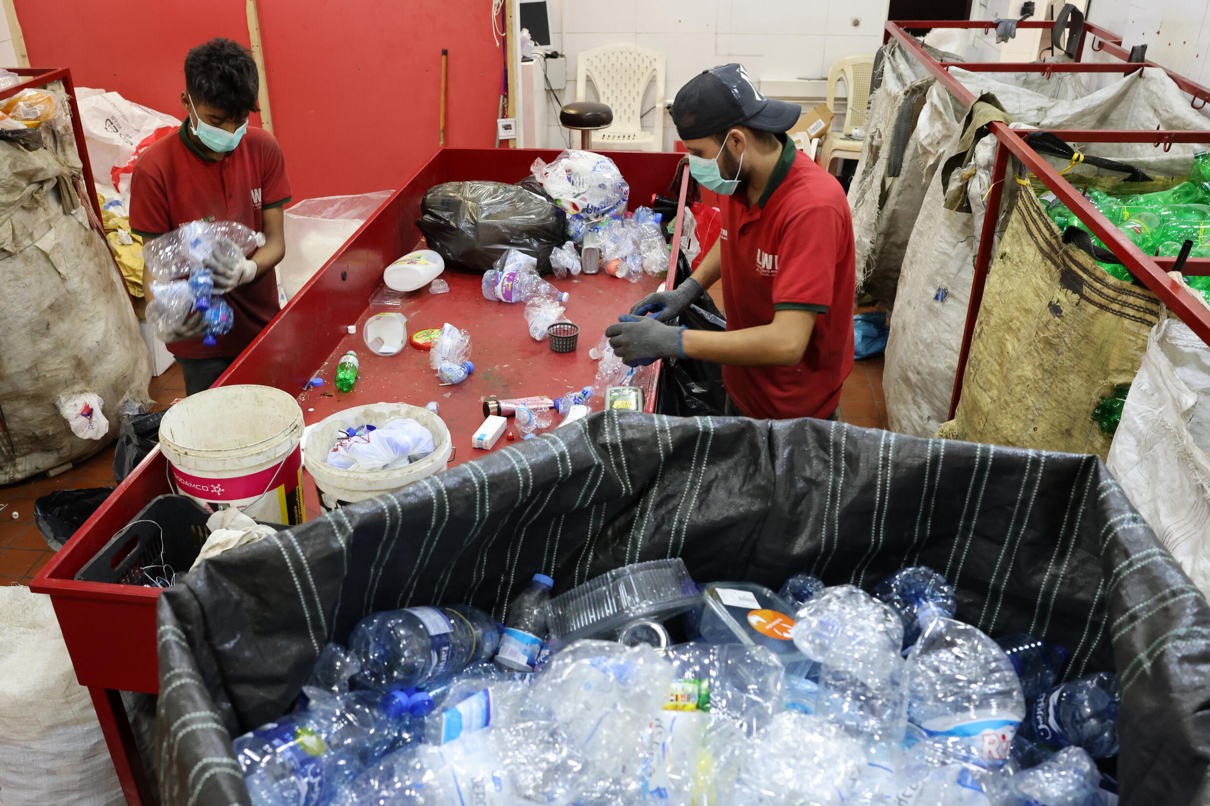 'Drivethrow' recycling aims to ease Lebanon garbage crisis