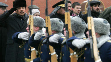 El presidente de Nicaragua, Daniel Ortega (superior izquierda), saluda a la guardia de honor que marcha frente a la tumba del soldado desconocido en Moscú. Imagen de archivo.