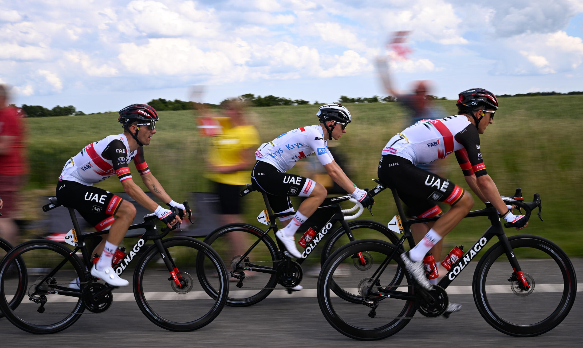 Le champion en titre Tadej Pojakar (au centre) peut affronter son premier test sérieux en montagne lors de la dixième étape