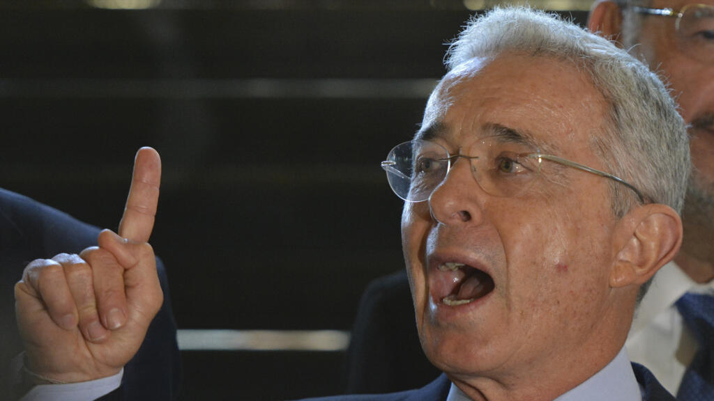Álvaro Uribe es condenado a 12 años de prisión domiciliaria, inhabilitación de 8 años y una multa millonaria