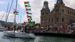 Un barco con banderas palestinas, parte de la Flotilla Global Sumud, una expedición humanitaria a Gaza, navega en el puerto de Barcelona, España, el 31 de agosto de 2025.