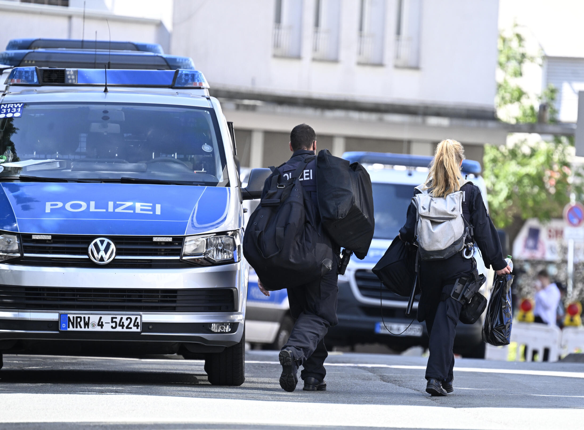 Des enquêteurs sur les lieux d'une attaque meurtrière au couteau la veille à Solingen, dans l'ouest de l'Allemagne, le 24 août 2024