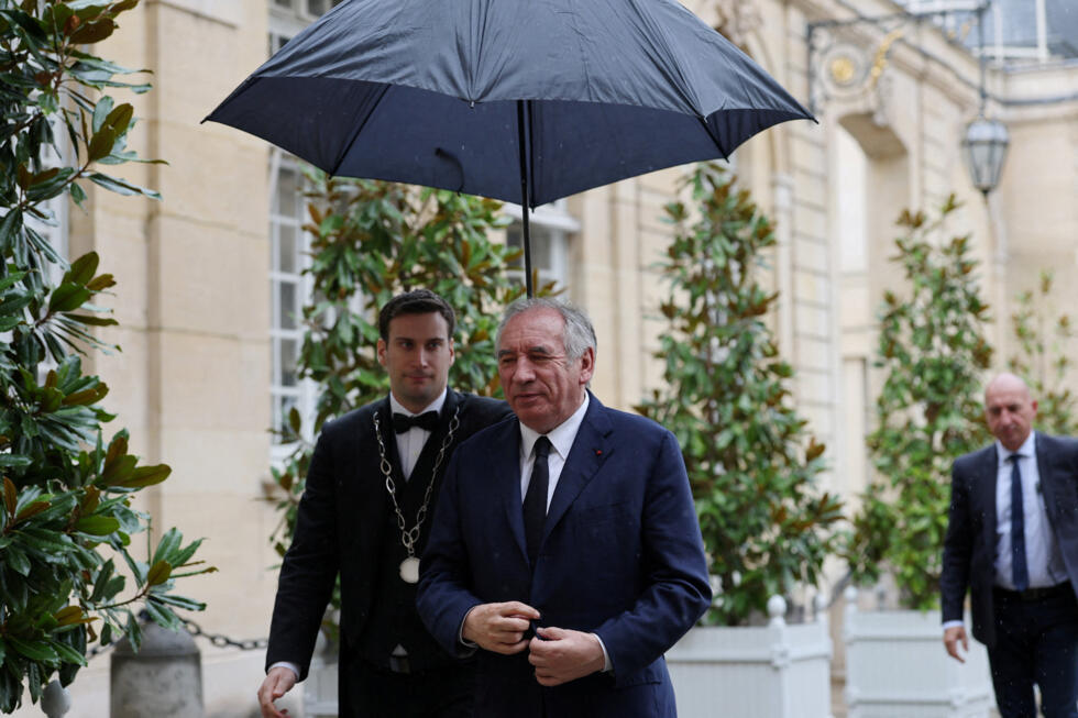 El primer ministro francés, Francois Bayrou, camina bajo un paraguas a su llegada a una serie de consultas con los partidos políticos, una semana antes de un voto de confianza que busca de la Asamblea Nacional sobre el tema del presupuesto, en el Hotel Matignon en París, Francia, el 2 de septiembre de 2025.
