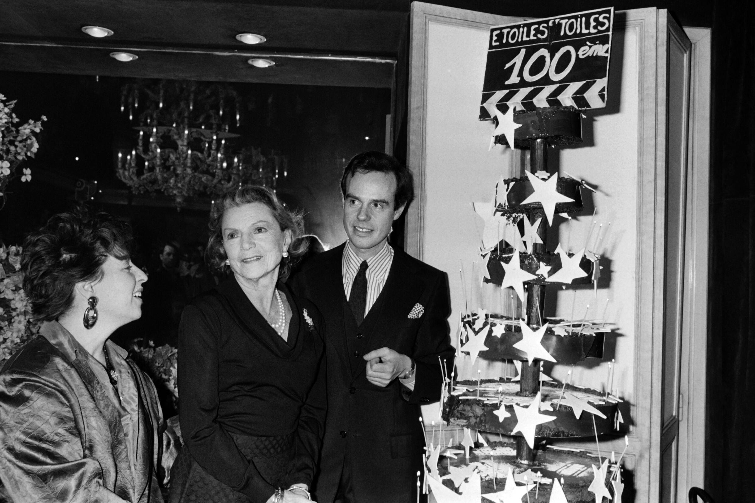 Frédéric Mitterrand fête la 100ème édition de son émission "Étoiles et Toiles" en compagnie de l'actrice Annabella et de la productrice Martine Jouando, le 19 mars 1985 à Paris.