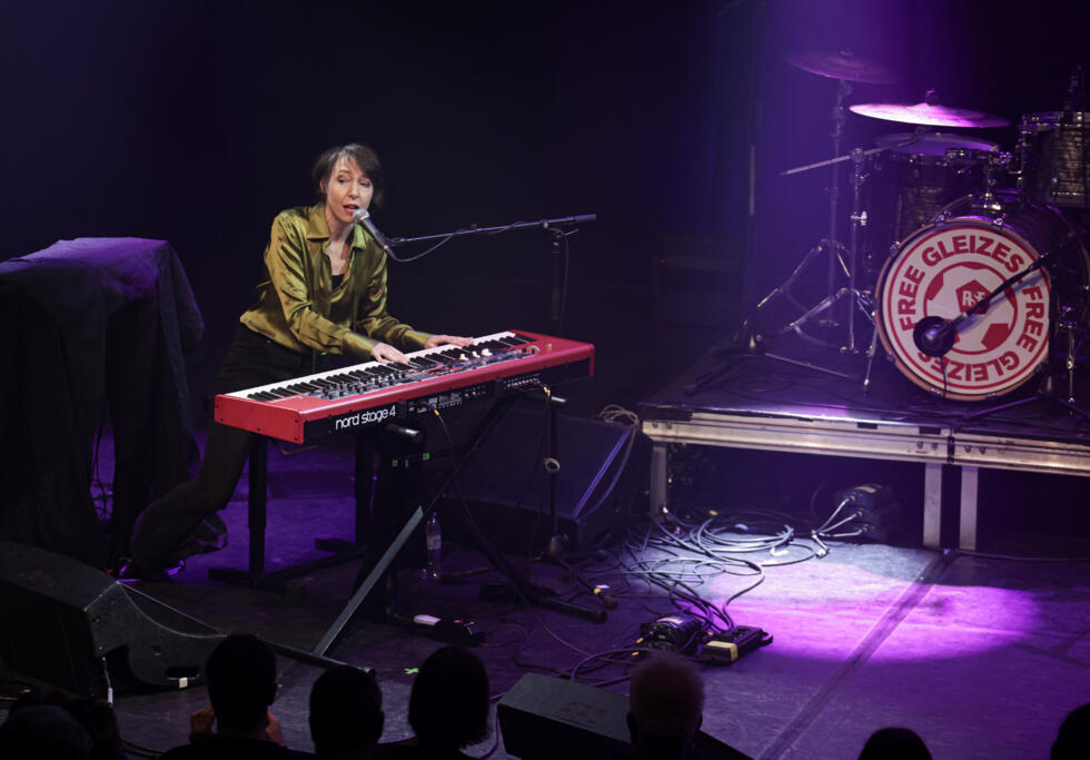 La chanteuse Jeanne Cherhal sur la scène du Bataclan à Paris lors d'une soirée organisée par Reporters sans frontières (RSF) en solidarité avec le journaliste sportif Christophe Gleizes, emprisonné en