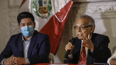Archivo. Fotografía tomada el 11 de junio de 2021 del primer ministro de Perú, Aníbal Torres (d), mientras habla durante una rueda de prensa del entonces candidato presidencial Pedro Castillo (i), en Lima, Perú.