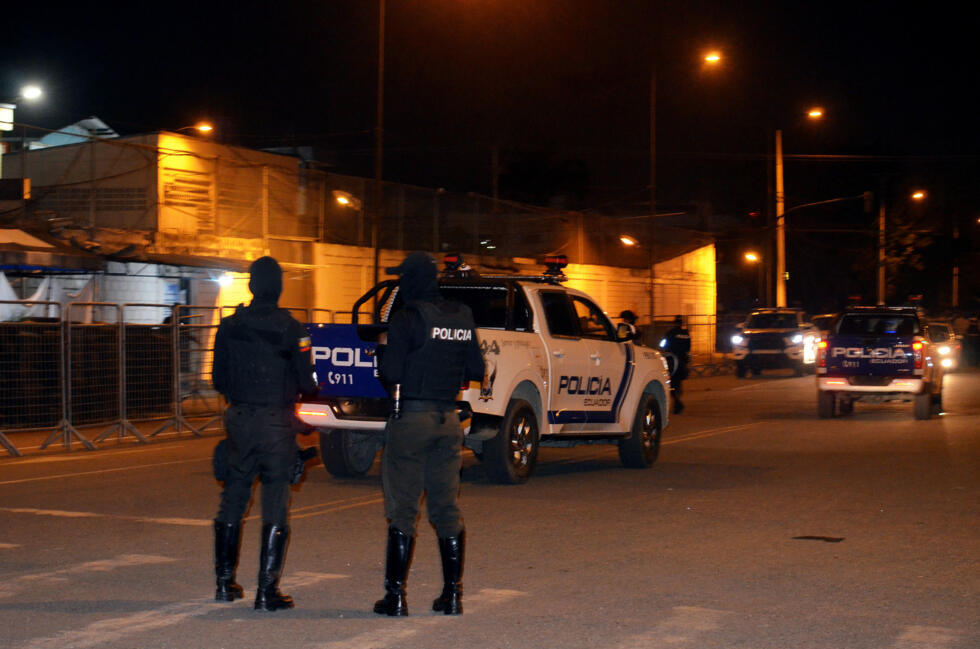 Agentes de policía montan guardia frente a la prisión de Machala, donde un motín armado dejó más de 30 muertos y decenas de heridos, el 9 de noviembre de 2025, en el suroeste de Ecuador