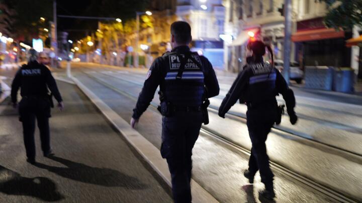 Municipal police forces patrol a street as a night-time curfew for children under 13 has been implemented by decree in the southern city of Nice on April 2, 2024