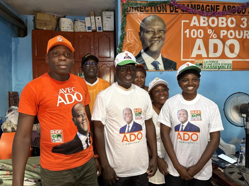 Les militants du RHDP dans l'un des QG de campagne de Abobo.