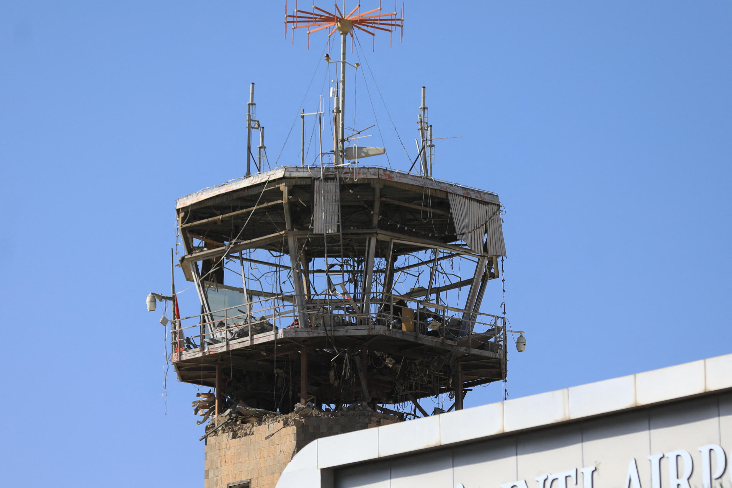 La tour de contrôle de l'aéroport international de Sanaa, le 27 décembre 2024, suite aux frappes israéliennes sur le site la veille.