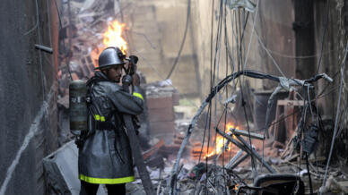 Un bombero palestino aborda el incendio iniciado después de un ataque israelí en Gaza el 5 de agosto de 2022.