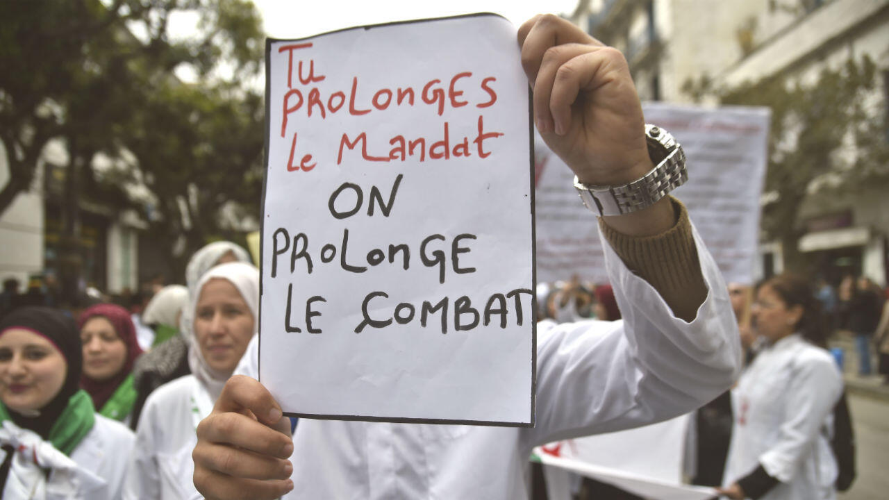 Algerie Etudiants Et Personnel Medical Dans La Rue Pour Reclamer Le Depart D Abdelaziz Bouteflika