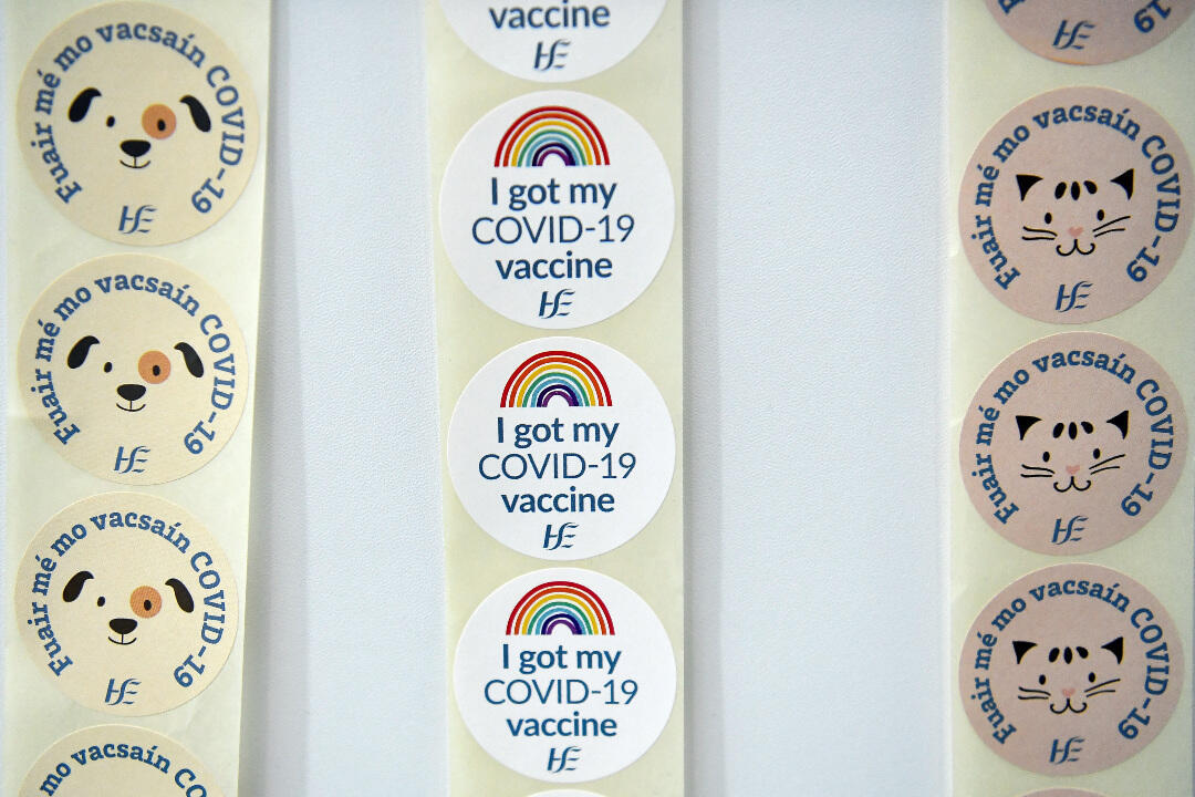 Las pegatinas de la vacuna Covid-19 para niños se ven dentro del centro de vacunación de la Royal Dublin Society en Dublín, Irlanda, el 12 de enero de 2022.