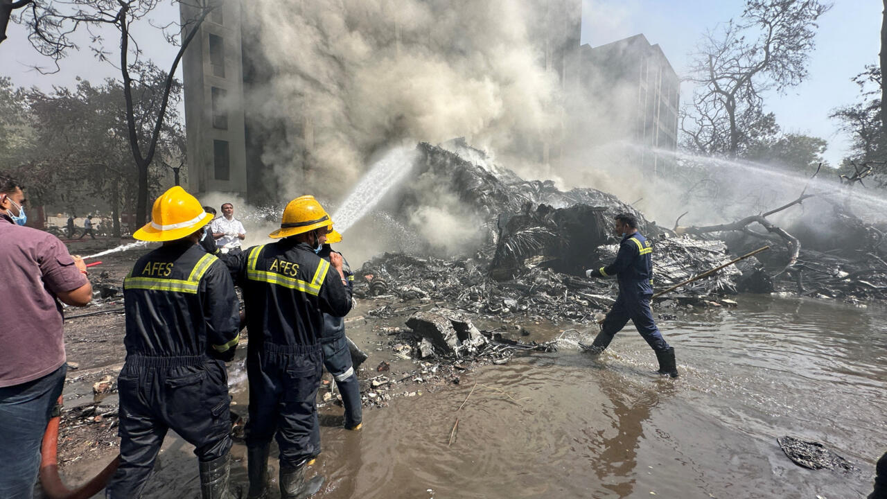 Más de 240 muertos y al menos un sobreviviente en el accidente aéreo en la  India