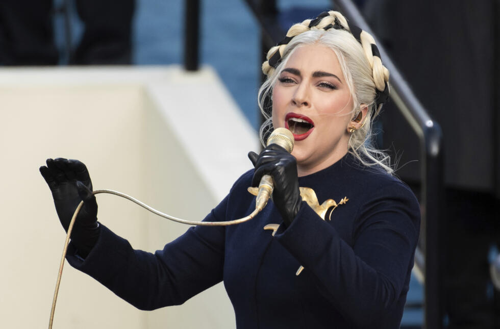 Lady Gaga chante l'hymne national lors de l'investiture du président élu Joe Biden, le 20 janvier 2021, au Capitole de Washington.