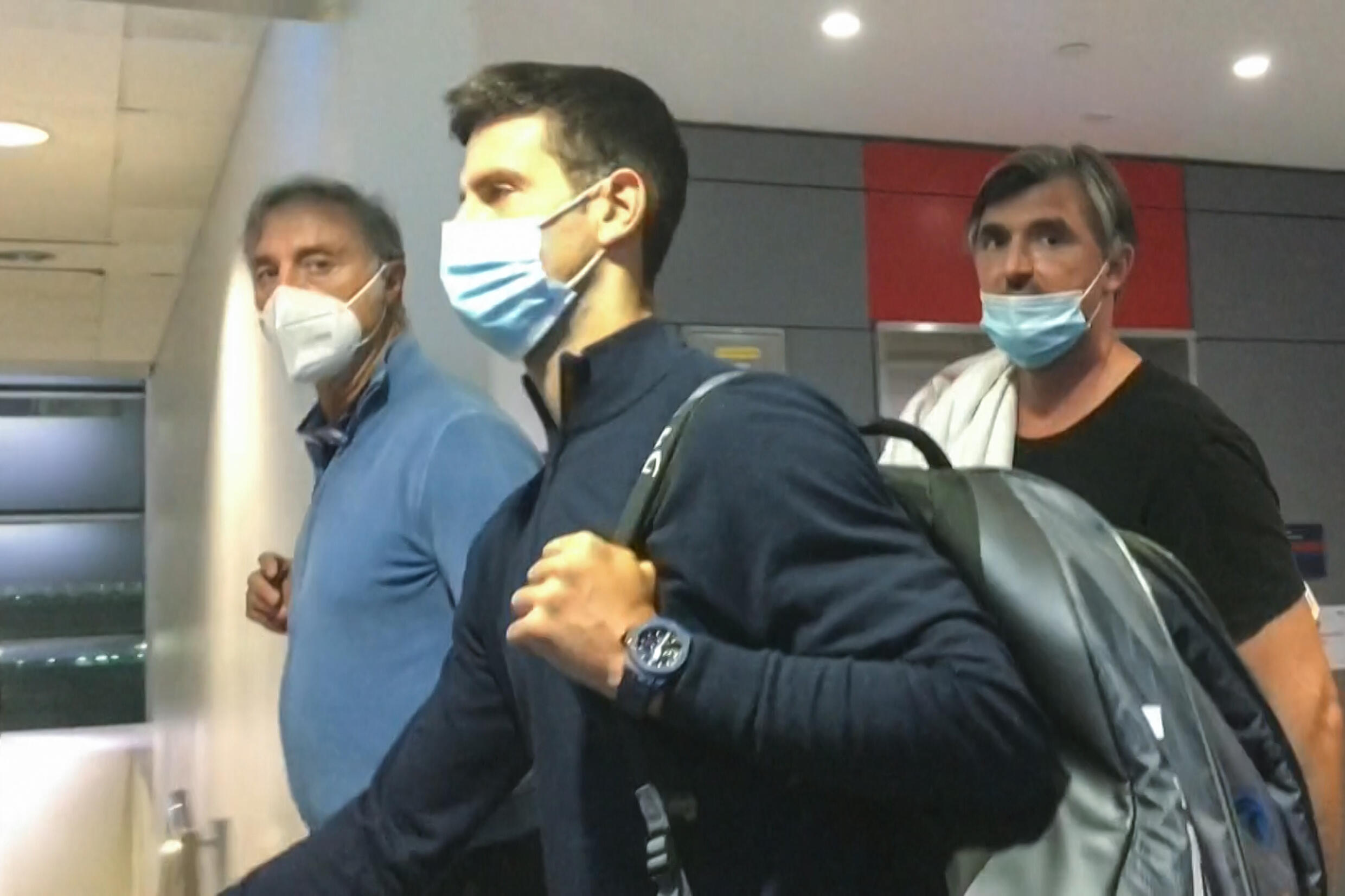 Expulsé: Novak Djokovic à l'aéroport de Dubaï après avoir été expulsé d'Australie