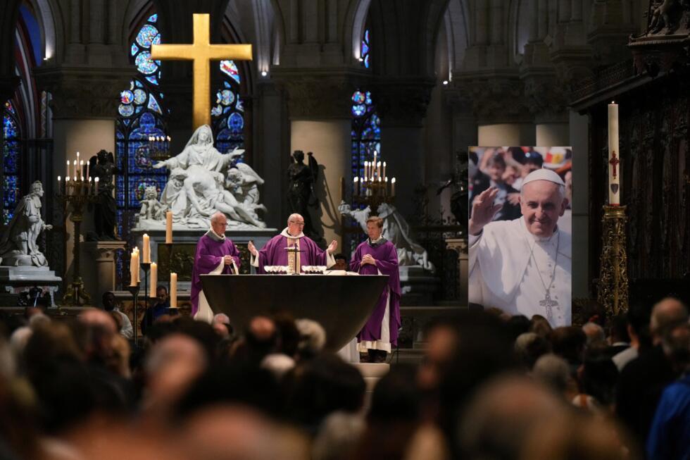 Le chapelain de la cathédrale Notre-Dame, Bertrand Dufour célèbre une messe dans la cathédrale Notre-Dame en l'honneur du pape François après son décès, à Paris, le 21 avril 2025.