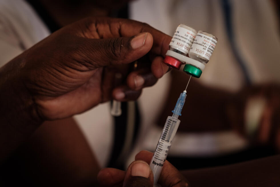 Une infirmière prépare l'injection d'un vaccin contre le paludisme destiné aux enfants à Gisambai, au Kenya, le 7 mars 2023.