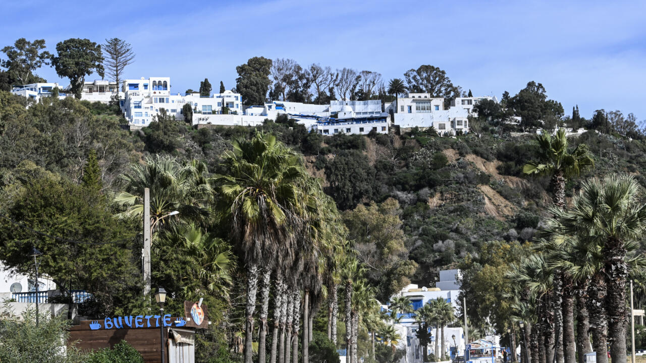 سيدي بوسعيد أيقونة السياحة التونسية في خطر بعد امطار "استثنائية"