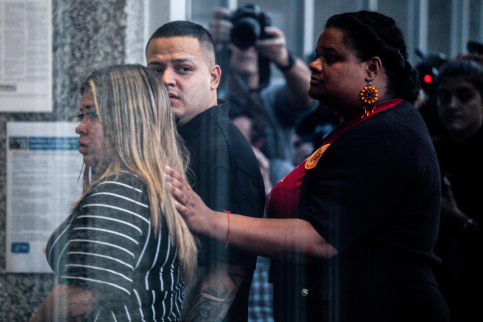 Kilmar Abrego Garcia et sa femme Jennifer Vasquez pénètrent dans le bâtiment de la police de l'immigration à Baltimore, Maryland, le 25 août 2025.