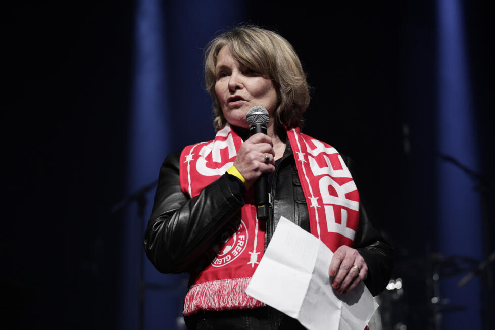 Sylvie Godard, la mère du journaliste sportif Christophe Gleizes emprisonné en Algérie, prononce un discours lors d'une soirée organisée en solidarité par Reporters sans frontières (RSF) au Bataclan à