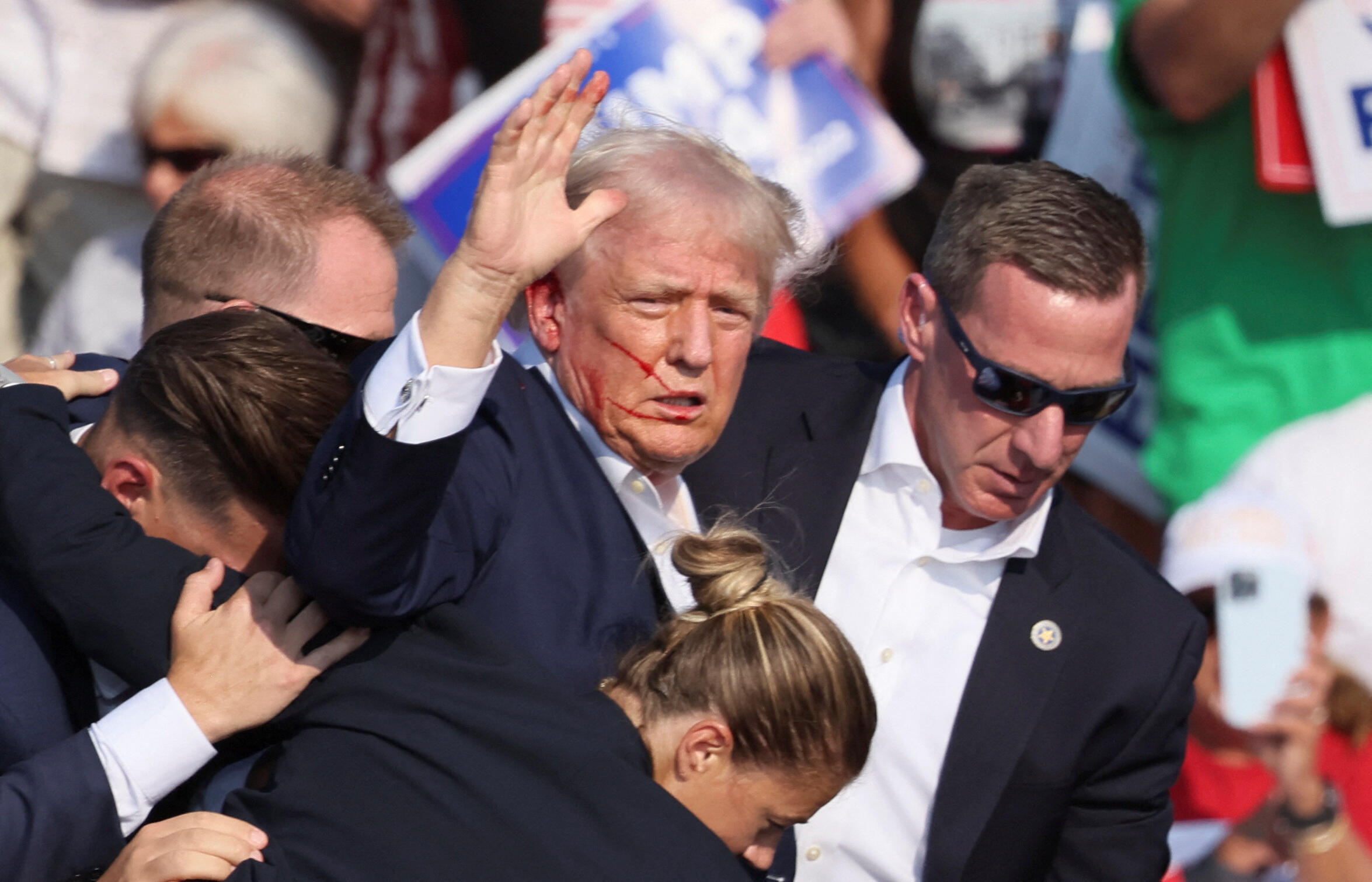 El candidato presidencial republicano y expresidente de Estados Unidos Donald Trump es asistido por personal del Servicio Secreto de Estados Unidos después de que se produjeran disparos durante un mitin de campaña en el Butler Farm Show en Butler, Pensilvania, Estados Unidos, 13 de julio de 2024.
