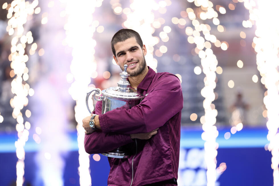 Carlos Alcaraz enlaçant son trophée après sa victoire à l'US Open à New York le 7 septembre 2025.