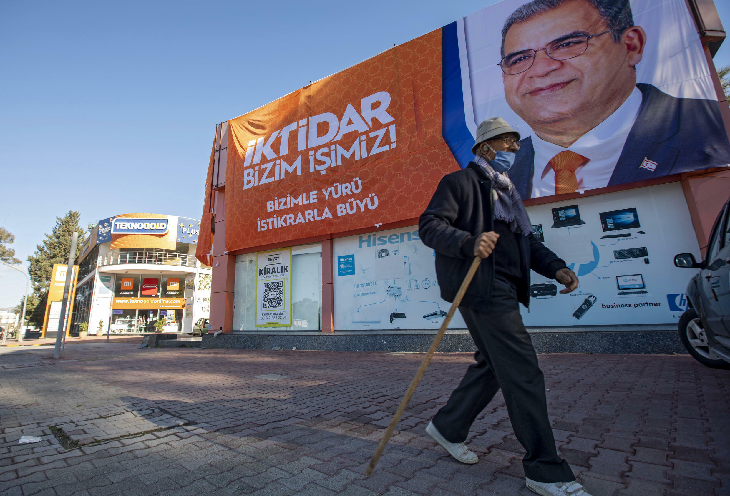 Un homme passe devant une affiche électorale dans la partie nord de Nicosie divisée – les analystes ont déclaré qu'il y avait un manque d'intérêt pour le scrutin parmi quelque 204 000 électeurs