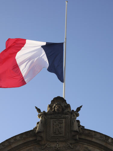 La bandera francesa ondea a media asta el lunes 23 de diciembre de 2024 en el Palacio del Elíseo en París después de que el presidente francés, Emmanuel Macron, declarara un día de luto nacional por las vidas perdidas cuando el ciclón Chido arrasó el territorio de Mayotte, en el Océano Índico. (AP Foto/Thomas Padilla)