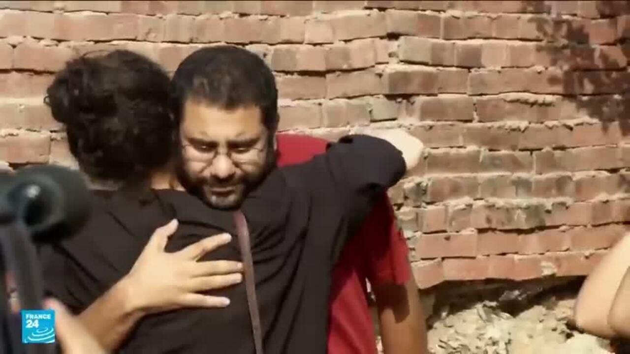 بعد 10 سنوات في السجن.. الناشط المصري علاء عبد الفتاح يعود لعائلته "حرا" بموجب عفو رئاسي