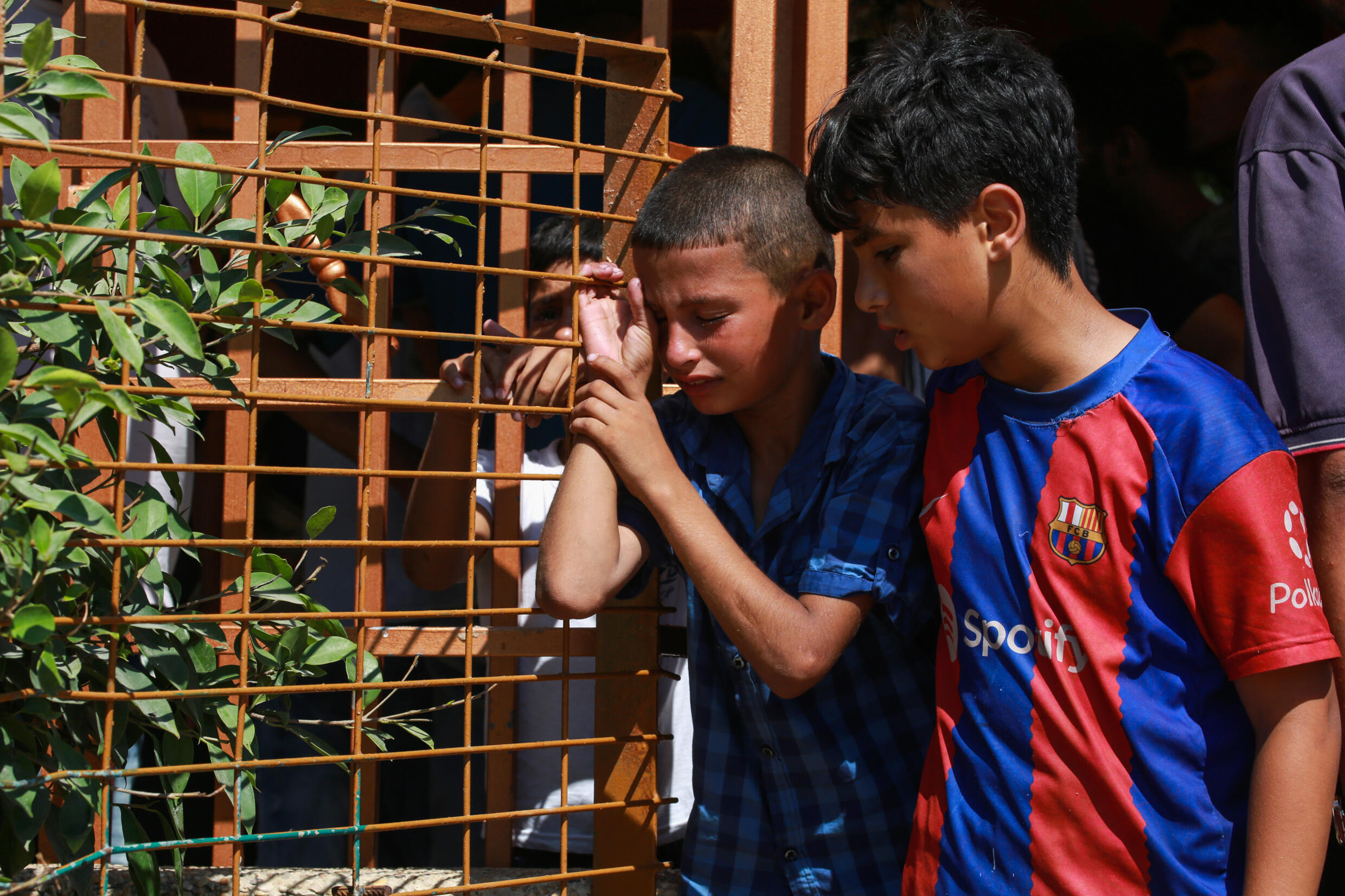 Des enfants palestiniens pleurent la mort de proches à l'hôpital Nasser de Khan Younès, dans le sud de la bande de Gaza, le 16 juillet 2024