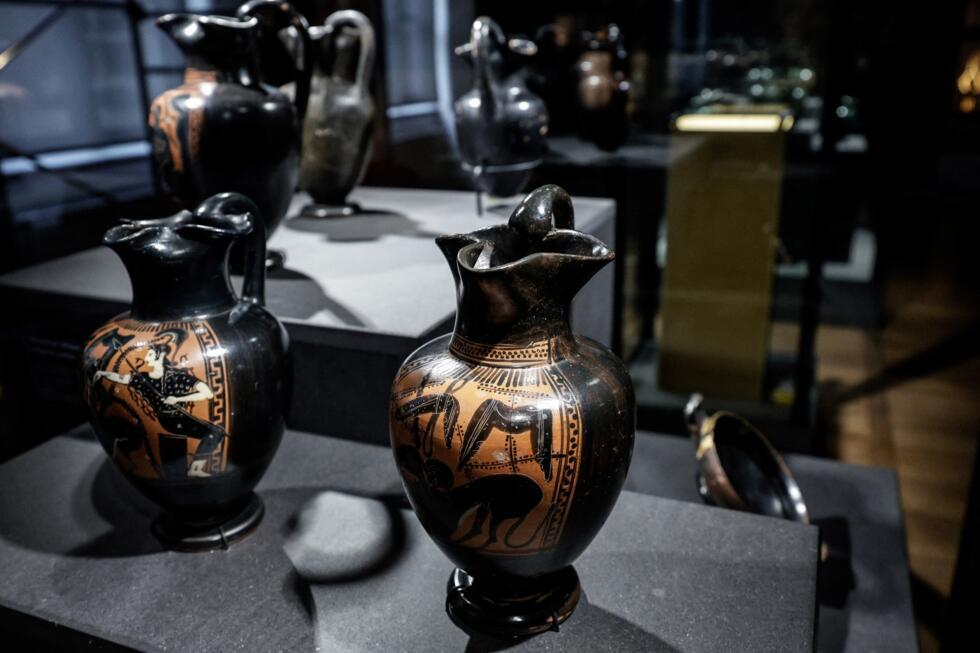 Des vases de la tombe de Lavau, exposés au Musée d'Art moderne de Troyes, le 22 janvier 2026.