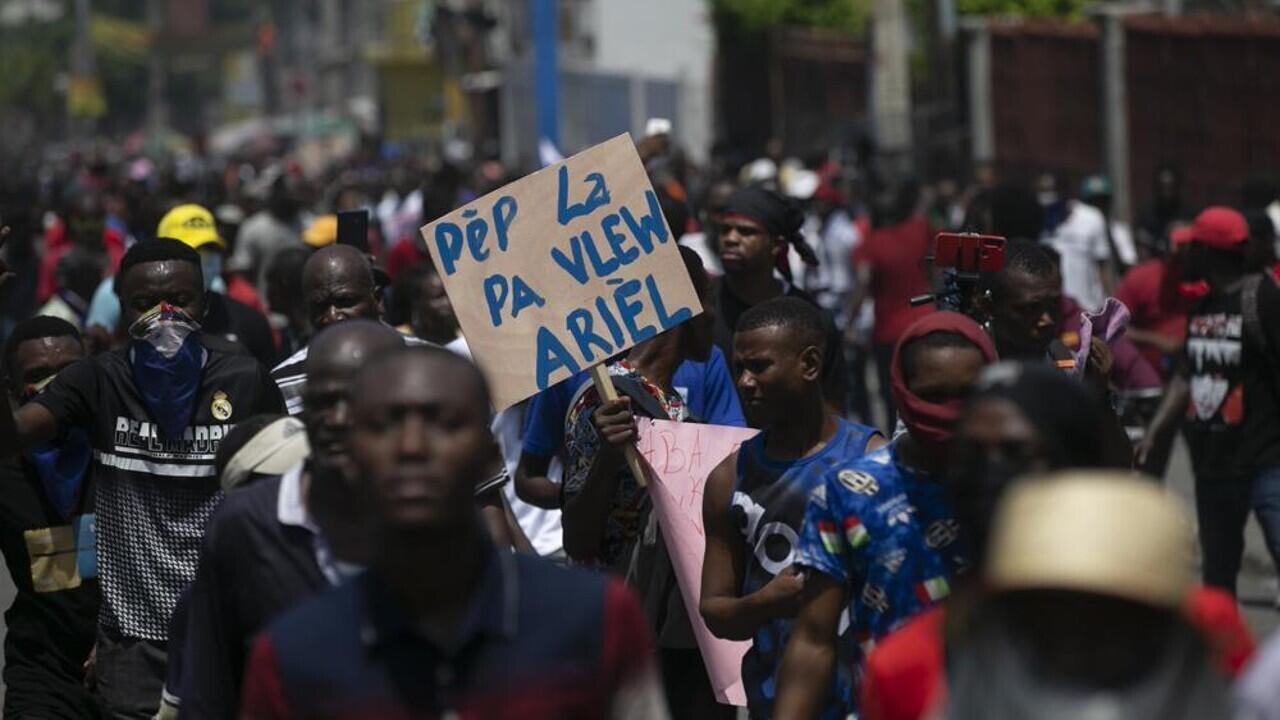 Un hombre porta un cartel con un mensaje que dice: "La gente no te quiere Ariel", durante una protesta para exigir mejores condiciones de vida y la renuncia del primer ministro haitiano, Ariel Henry. En Puerto Príncipe, Haití, el 7 de septiembre de 2022.