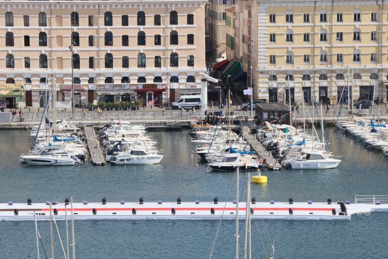 Le ponton du Vieux-Port a été transformé en piste d'athlétisme.