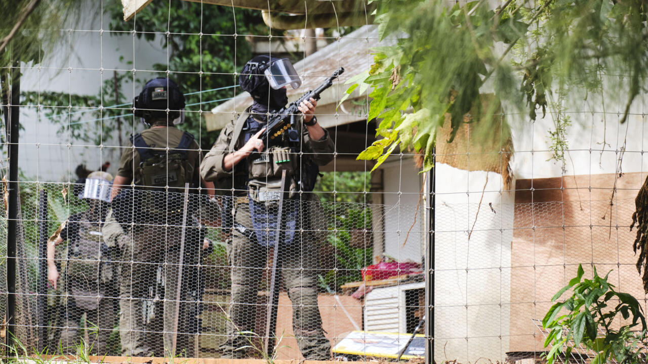 Френската полиция застреля и уби предполагаем въоръжен мъж в Нова