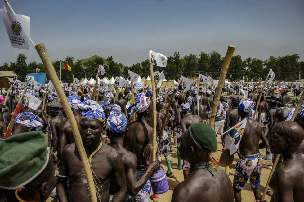 Des partisans se rassemblent pour un rassemblement de campagne du président sortant du Cameroun, Paul Biya, à Maroua, le 7 octobre