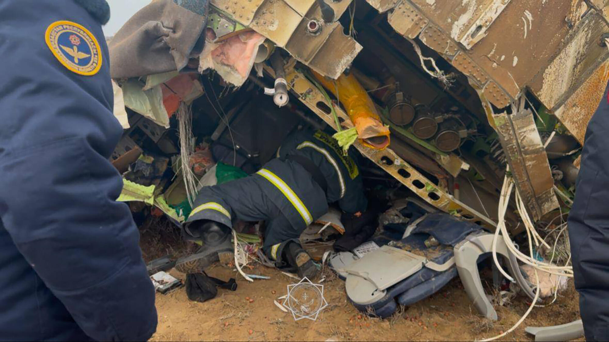 Photo fournie par le ministère des Situations d'urgence du Kazakhstan montrant des experts sur le site du crash d'un avion d'Azerbaijan Airlines près d'Aktaou, le 25 décembre 2024.