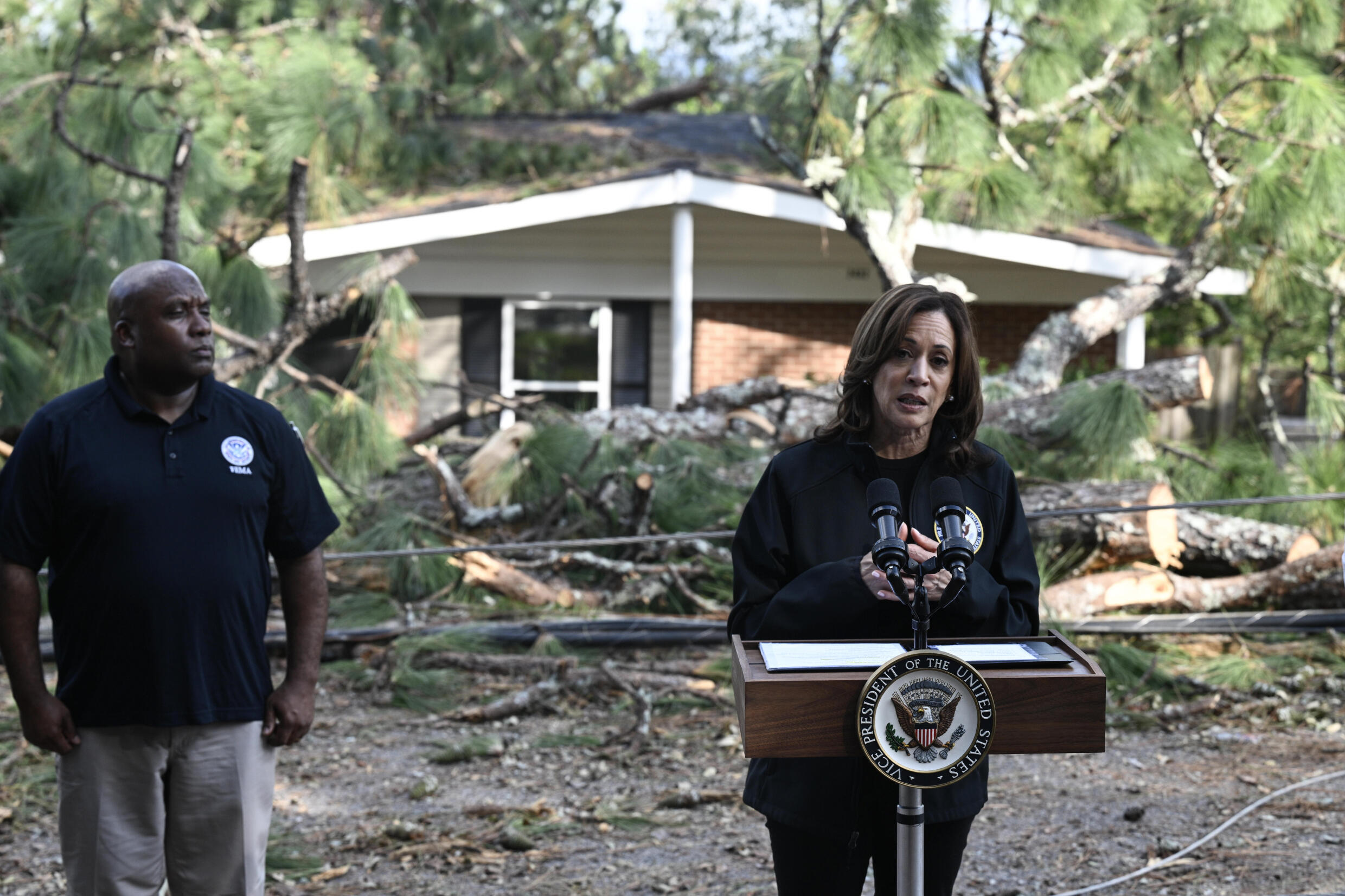 La vice-présidente américaine Kamala Harris s'exprime devant une maison endommagée par l'ouragan Hélène, à Augusta en Géorgie (sud-est des Etats-Unis), le 2 octobre 2024.