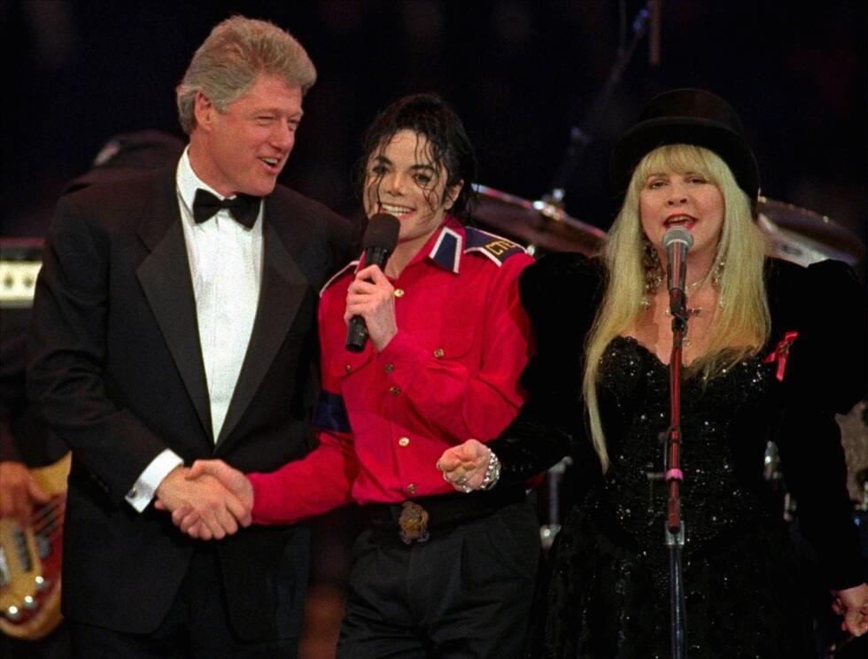 Bill Clinton se joint à Michael Jackson et à Stevie Nicks, du groupe Fleetwood Mac, sur la chanson "Don't Stop" lors du gala d'investiture du 19 janvier 1993, au Capital Centre à Landover (Maryland).