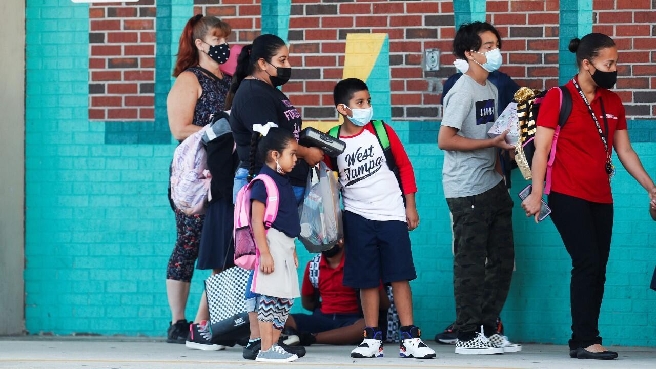 Estudiantes vuelven a la escuela en su primer día en Tampa, Florida, Estados Unidos, en pleno debate sobre la obligatoriedad de las mascarillas el 10 de agosto de 2021.