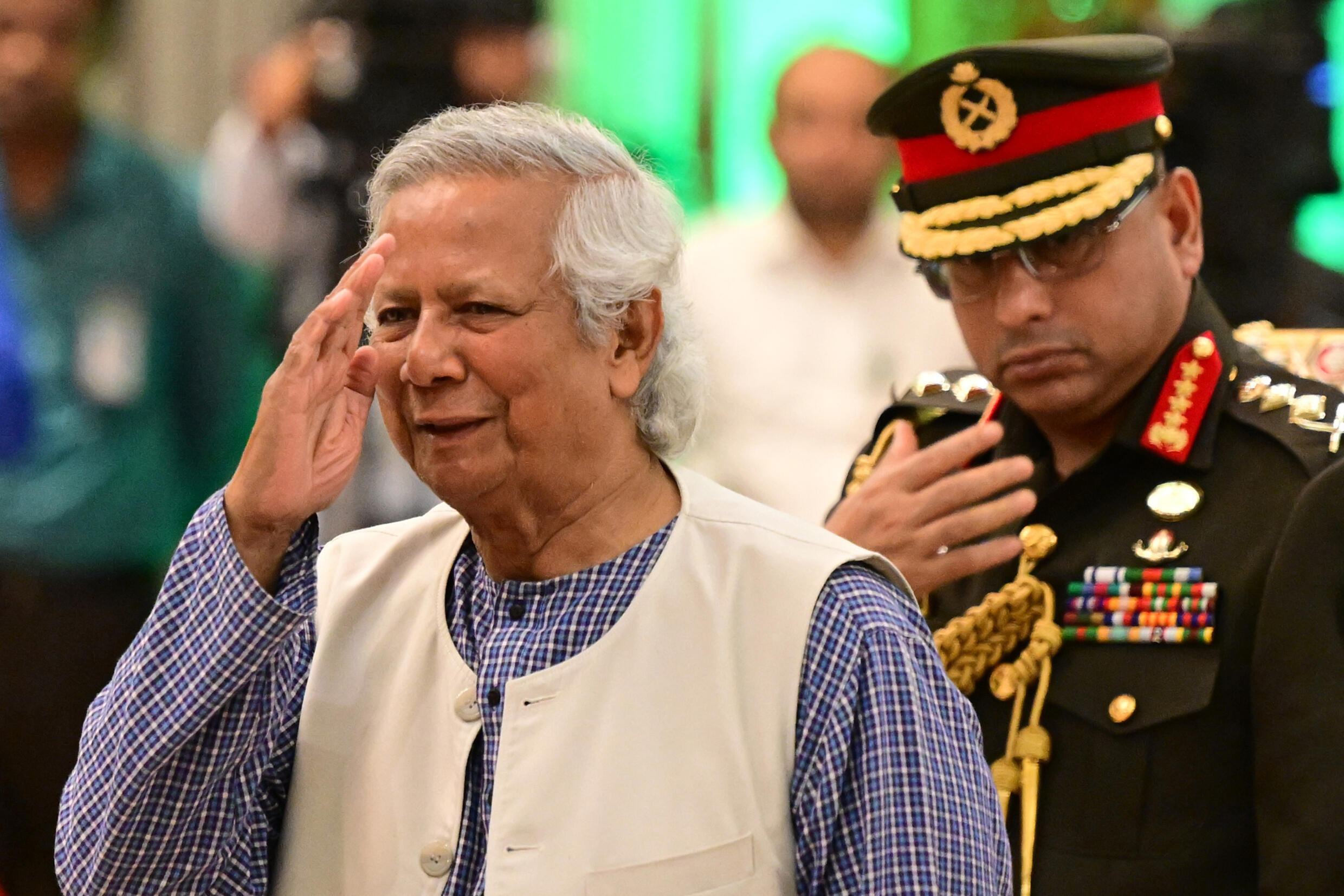 Muhammad Yunus (g), nouveau chef du gouvernement intérimaire, le 9 août 2024, à Dacca, au Bangladesh.