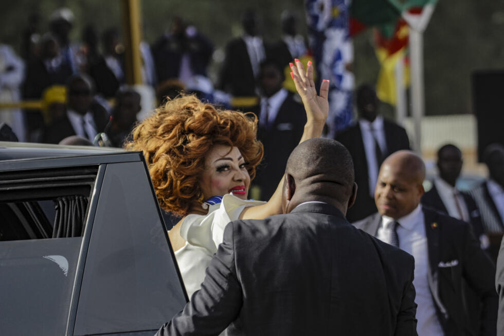 La Première Dame du Cameroun, Chantal Biya, épouse du président sortant Paul Biya, salue ses partisans à son arrivée à un rassemblement de campagne à Maroua le 7 octobre 2025
